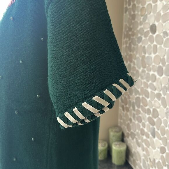 Forest green short sleeve sweater with ribbon flour detail – size small - Picture 5 of 7